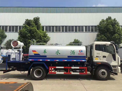 城市道路的“清道夫”——洒水车的日常巡礼