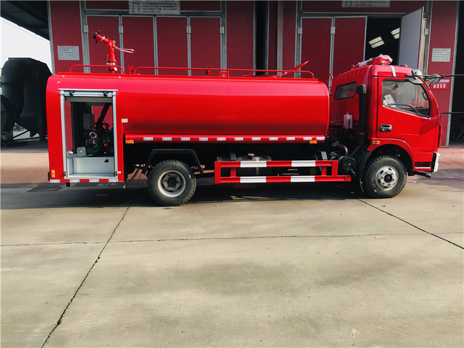 城市守护者 消防洒水车的双重使命