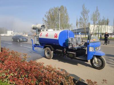 城市环卫新利器 各类洒水车齐上阵，共筑清洁降尘防线